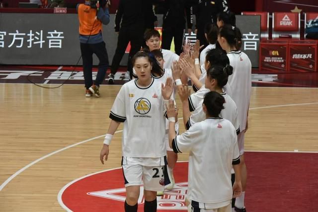 终极预告中，害羞的学生李东朔与钢琴老师余静在海边交换秘密心事